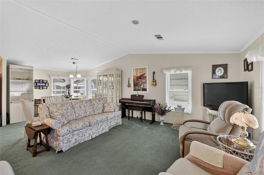 For Sale: $179,000 (2 beds, 2 baths, 1056 Square Feet)
