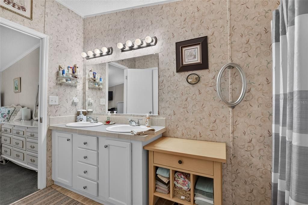 For Sale: $179,000 (2 beds, 2 baths, 1056 Square Feet)