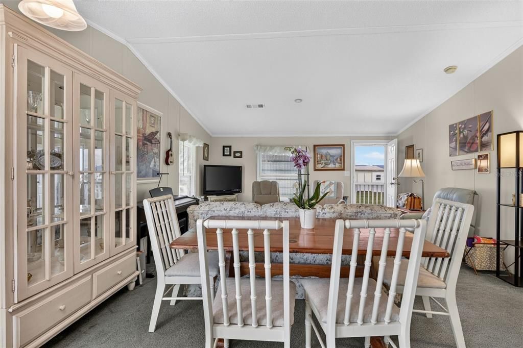 For Sale: $179,000 (2 beds, 2 baths, 1056 Square Feet)
