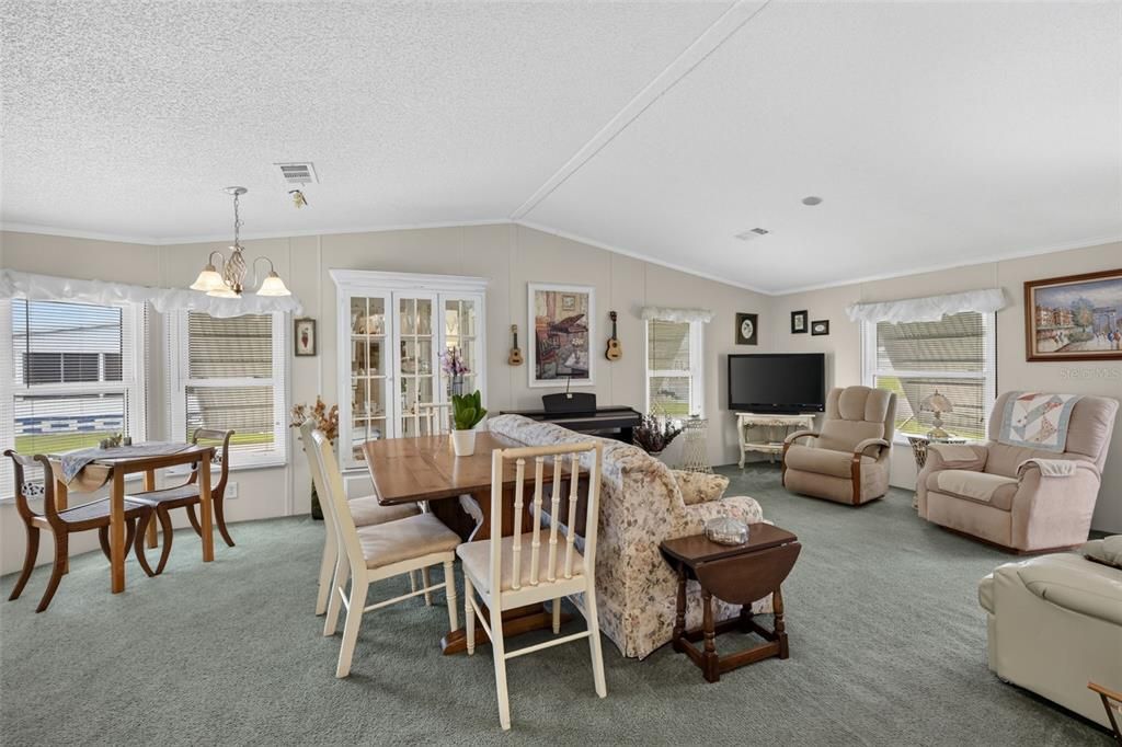 For Sale: $179,000 (2 beds, 2 baths, 1056 Square Feet)