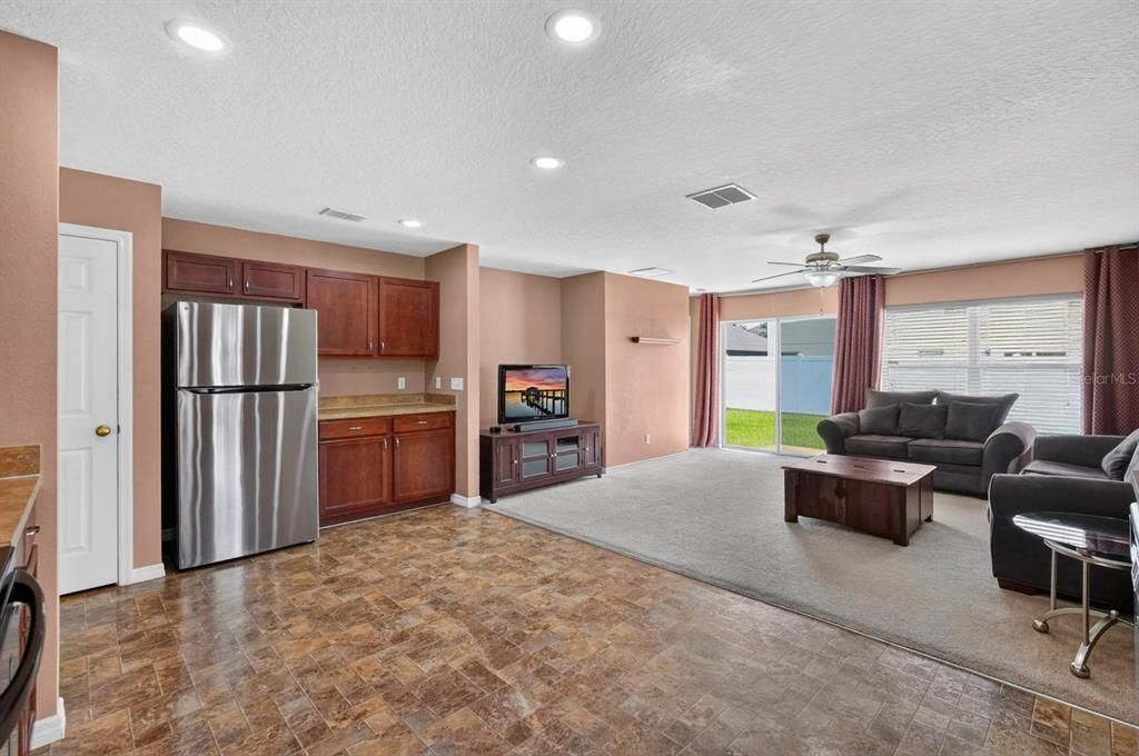 For Sale: $359,900 (4 beds, 2 baths, 1934 Square Feet)