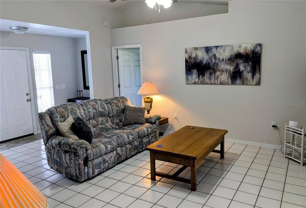 Active With Contract: $286,000 (3 beds, 3 baths, 1378 Square Feet)