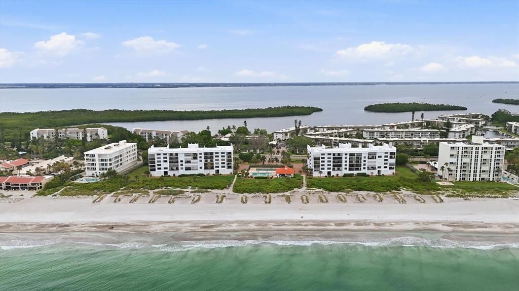 For Sale: $1,200,000 (2 beds, 2 baths, 1398 Square Feet)