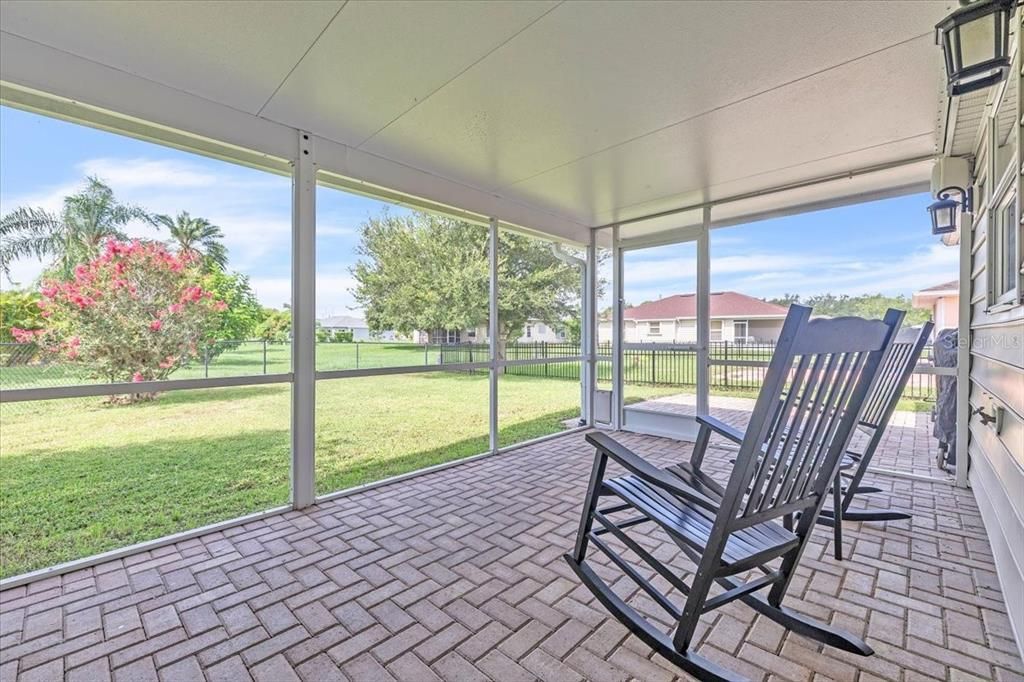 Activo con contrato: $269,000 (4 camas, 2 baños, 1431 Pies cuadrados)