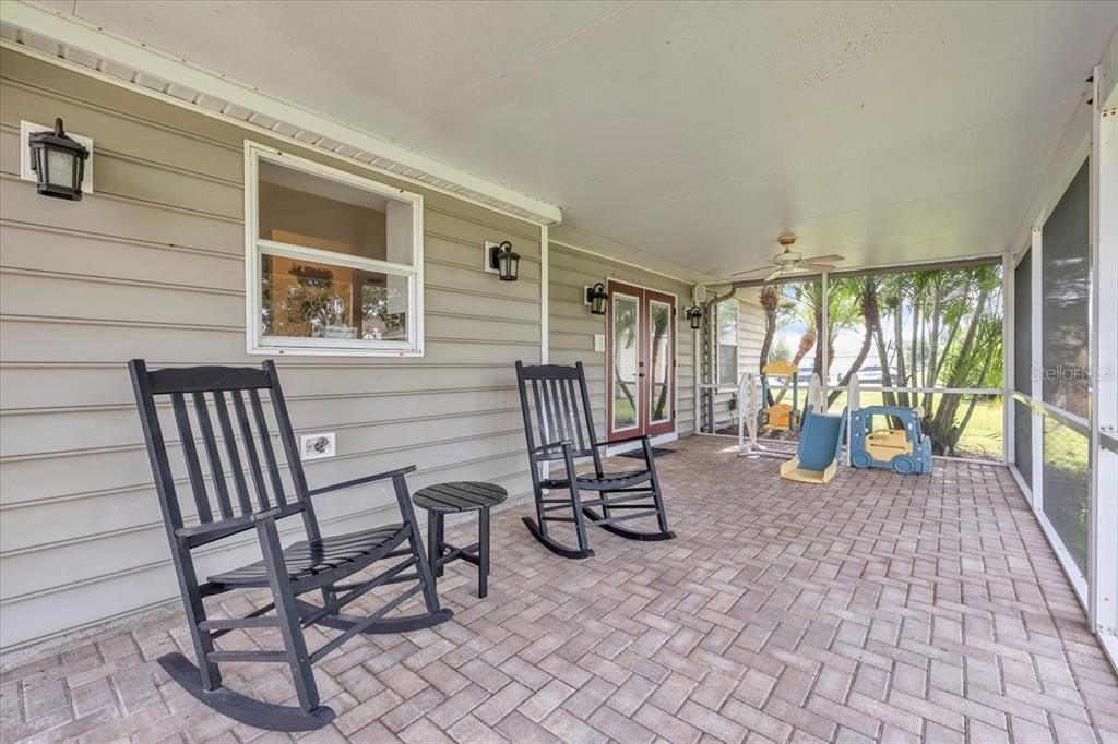 Activo con contrato: $269,000 (4 camas, 2 baños, 1431 Pies cuadrados)