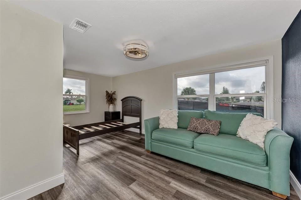 For Rent: $1,600 (2 beds, 1 baths, 800 Square Feet)