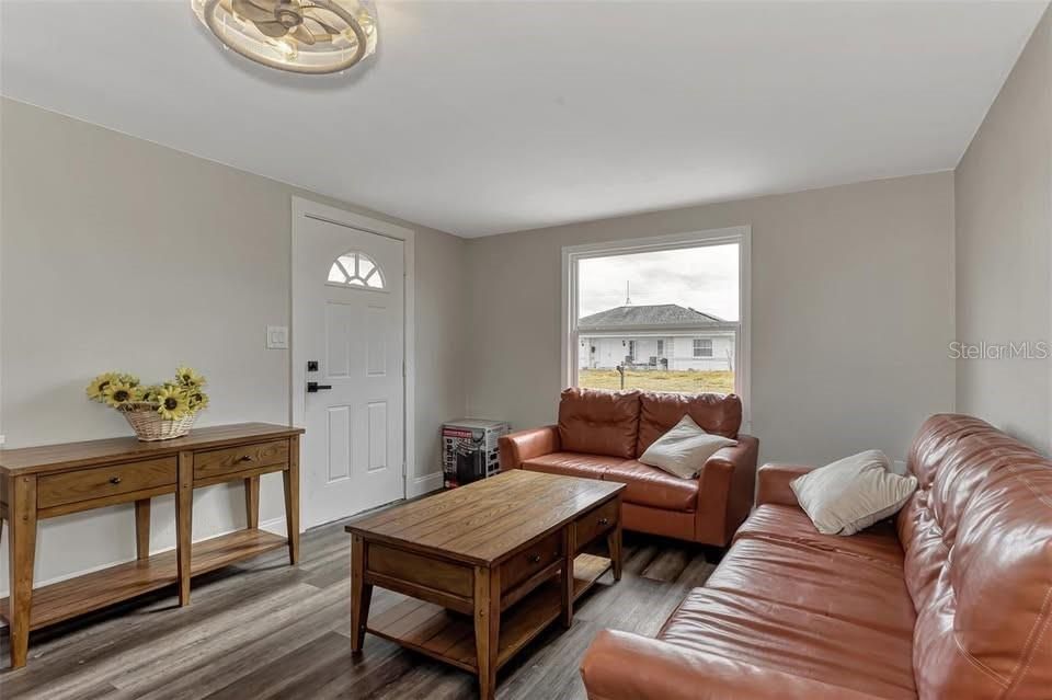 For Rent: $1,600 (2 beds, 1 baths, 800 Square Feet)