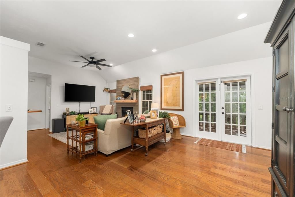 For Sale: $320,000 (3 beds, 2 baths, 1317 Square Feet)