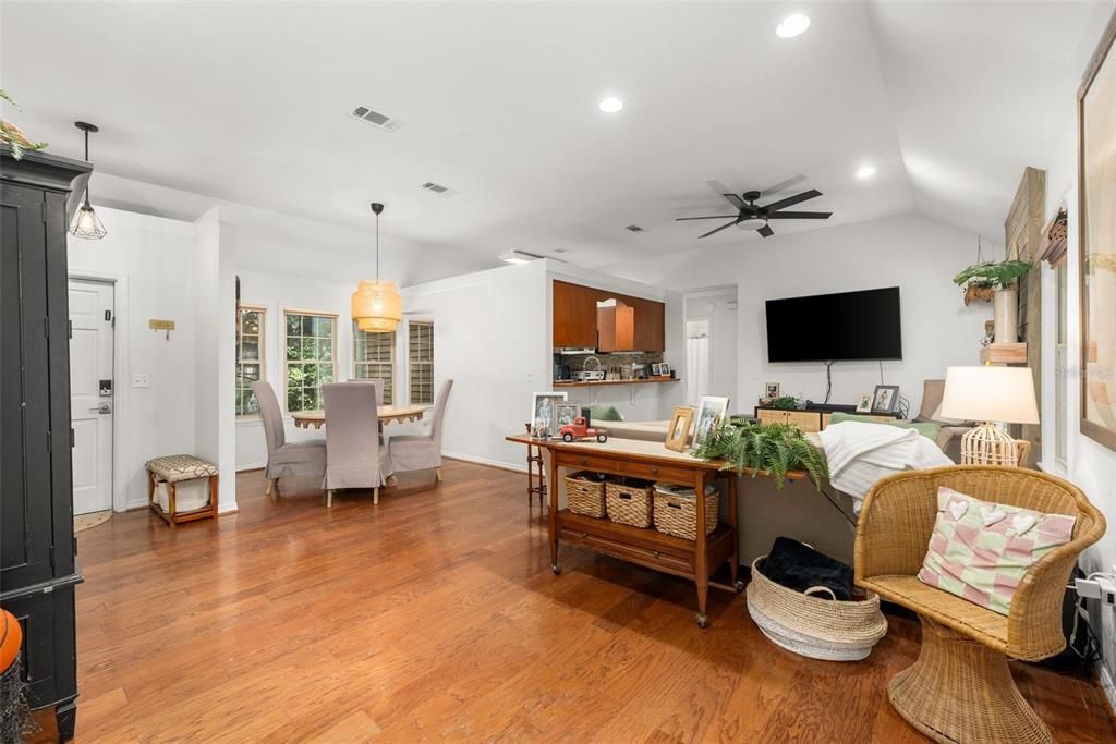For Sale: $320,000 (3 beds, 2 baths, 1317 Square Feet)