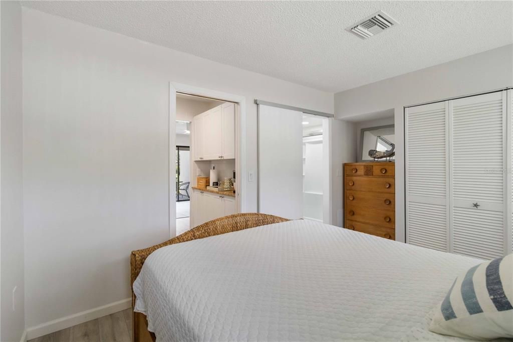 Active With Contract: $1,650 (1 beds, 1 baths, 428 Square Feet)
