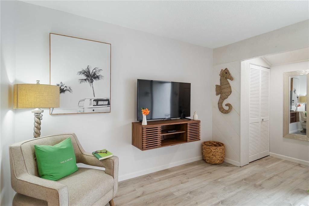 Active With Contract: $1,650 (1 beds, 1 baths, 428 Square Feet)