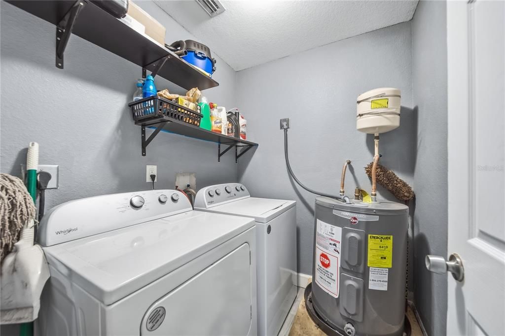 Activo con contrato: $345,000 (4 camas, 2 baños, 1472 Pies cuadrados)