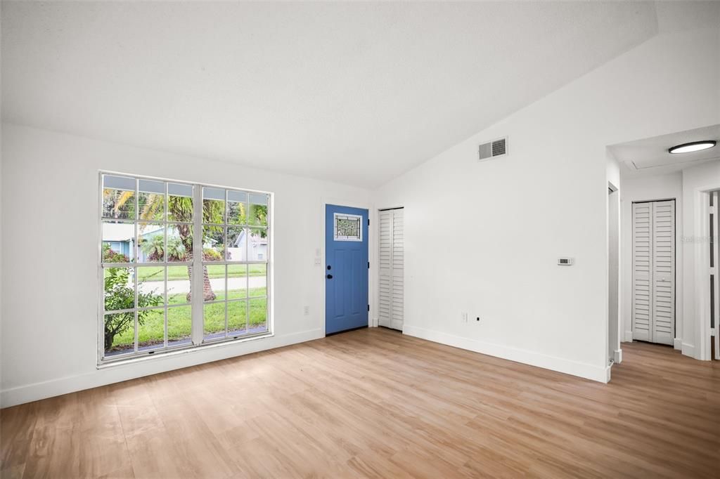 For Sale: $249,000 (2 beds, 1 baths, 806 Square Feet)