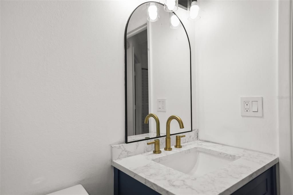 For Sale: $249,000 (2 beds, 1 baths, 806 Square Feet)