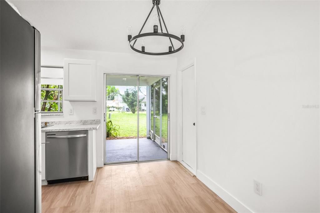 For Sale: $249,000 (2 beds, 1 baths, 806 Square Feet)