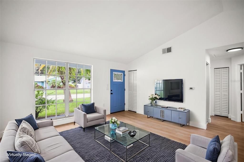 For Sale: $249,000 (2 beds, 1 baths, 806 Square Feet)
