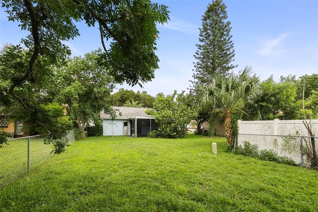 For Sale: $249,000 (2 beds, 1 baths, 806 Square Feet)