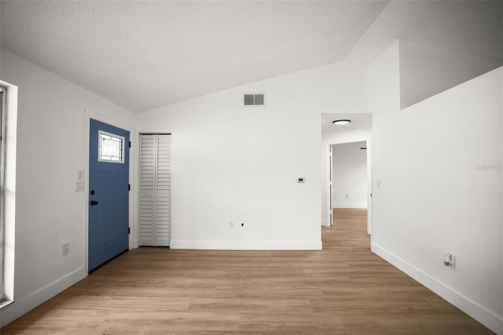 For Sale: $249,000 (2 beds, 1 baths, 806 Square Feet)