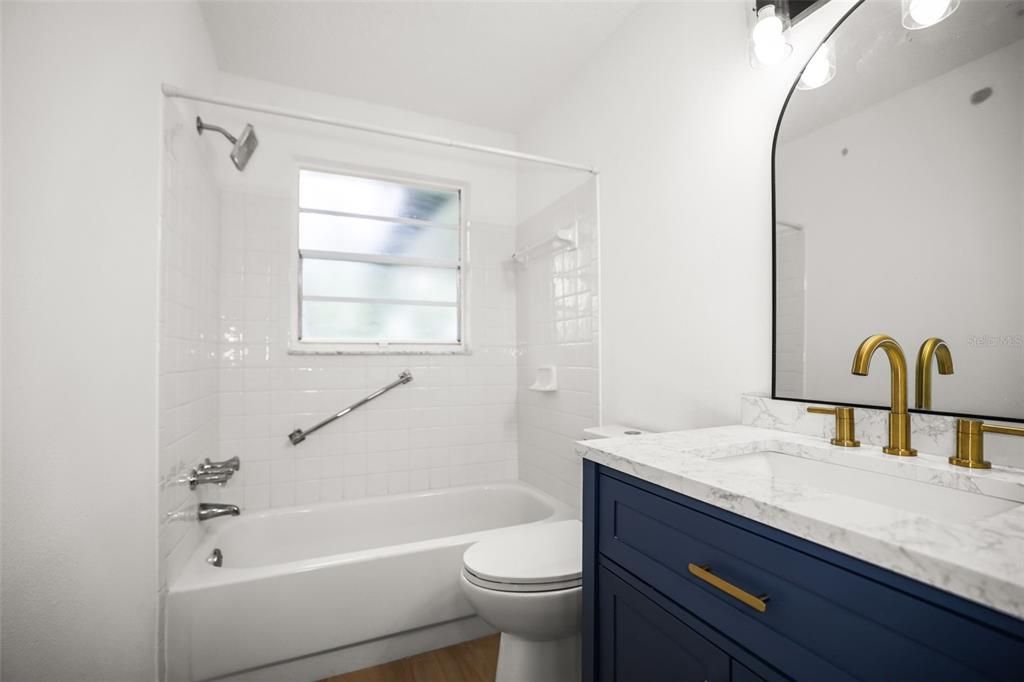 For Sale: $249,000 (2 beds, 1 baths, 806 Square Feet)