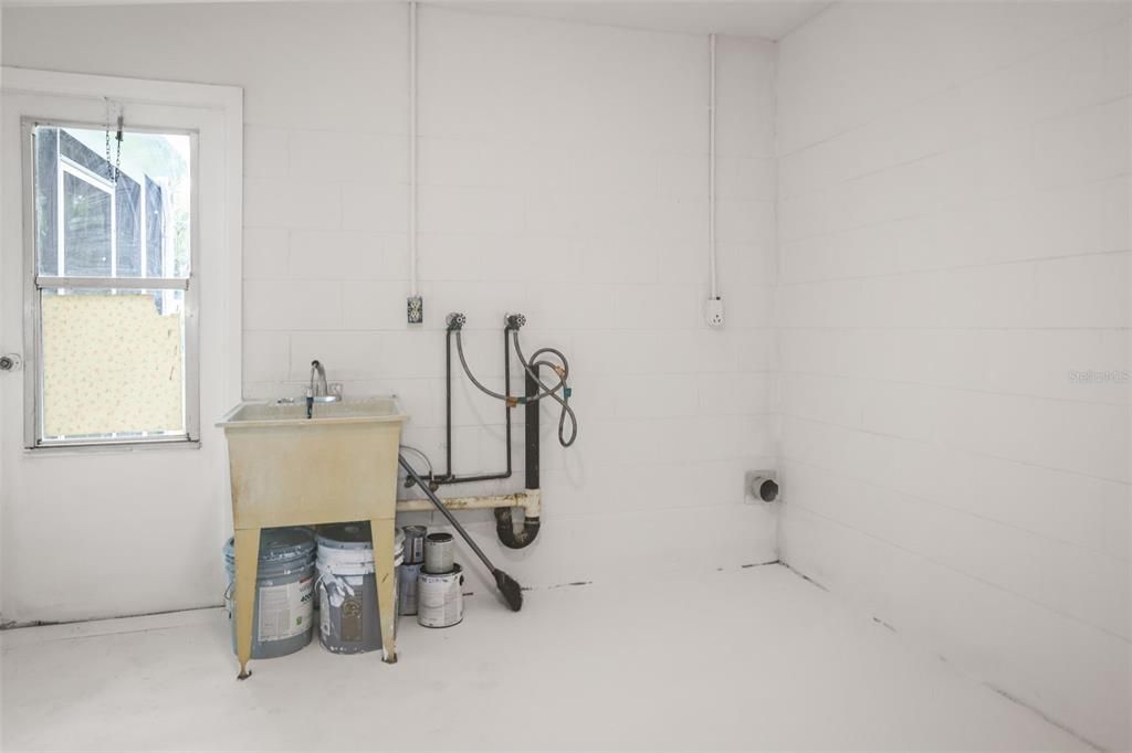 For Sale: $249,000 (2 beds, 1 baths, 806 Square Feet)