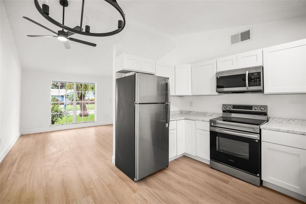 For Sale: $249,000 (2 beds, 1 baths, 806 Square Feet)