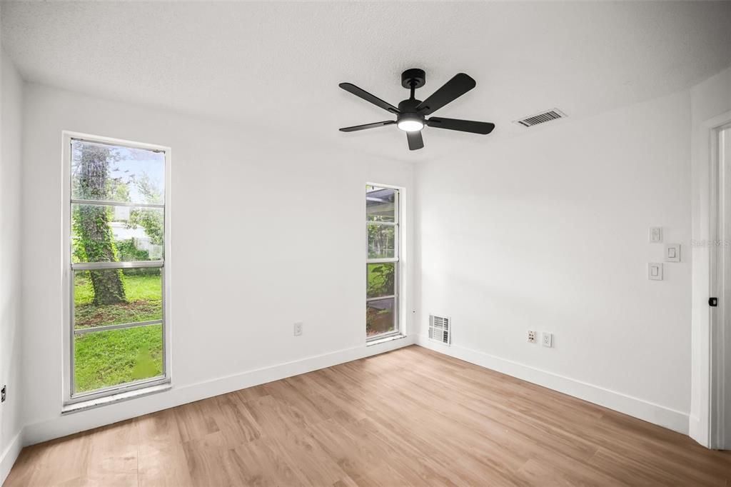 For Sale: $249,000 (2 beds, 1 baths, 806 Square Feet)