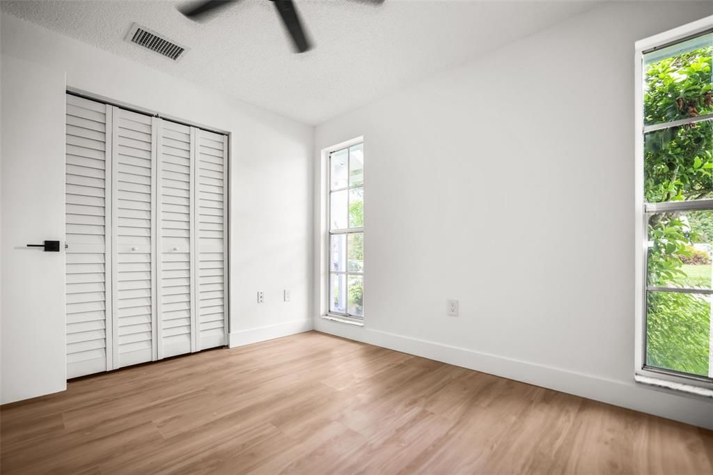 For Sale: $249,000 (2 beds, 1 baths, 806 Square Feet)