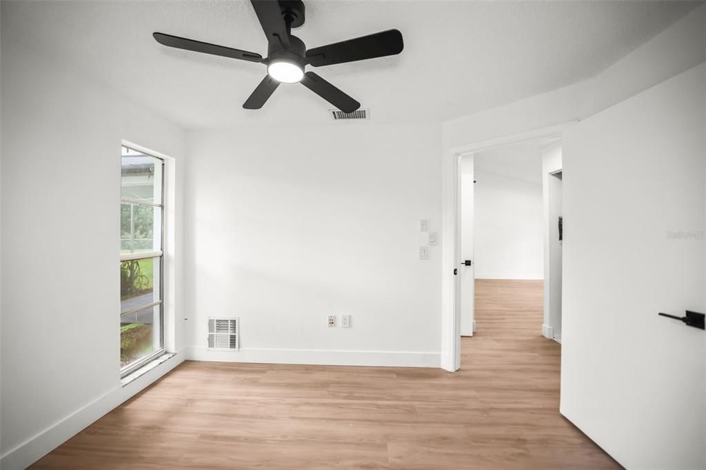 For Sale: $249,000 (2 beds, 1 baths, 806 Square Feet)