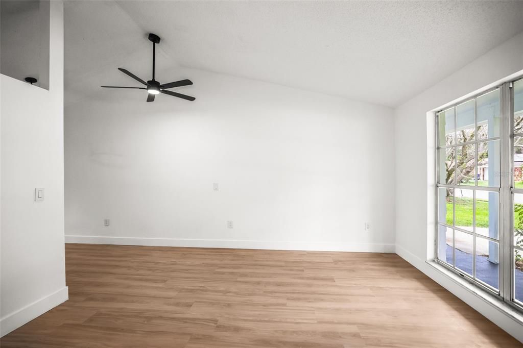 For Sale: $249,000 (2 beds, 1 baths, 806 Square Feet)
