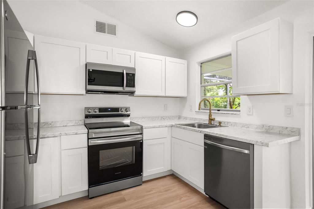 For Sale: $249,000 (2 beds, 1 baths, 806 Square Feet)