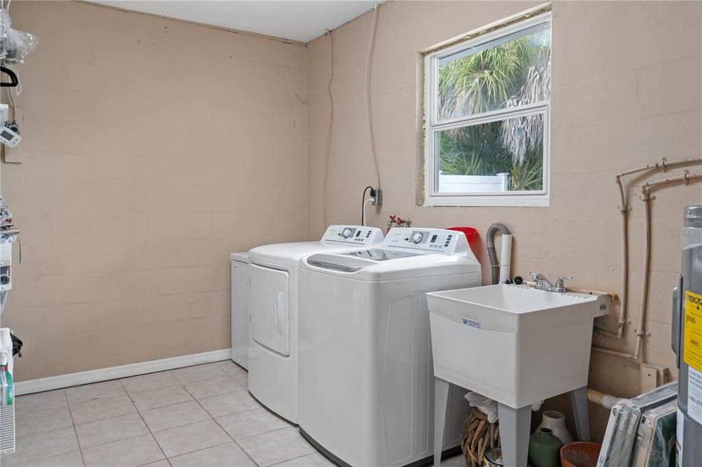 For Rent: $2,550 (3 beds, 2 baths, 1814 Square Feet)