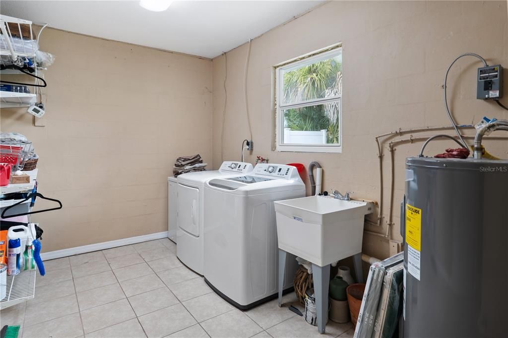 For Rent: $2,550 (3 beds, 2 baths, 1814 Square Feet)
