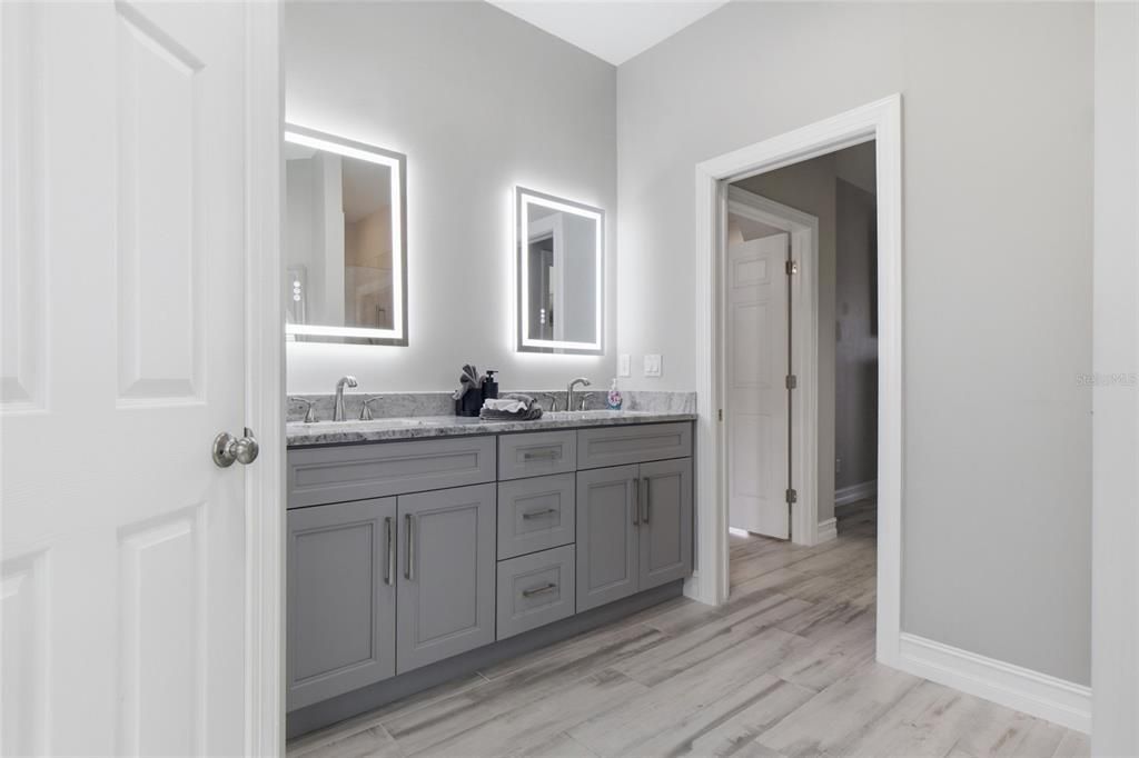 For Sale: $469,999 (3 beds, 2 baths, 1921 Square Feet)