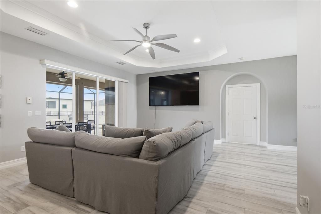 For Sale: $469,999 (3 beds, 2 baths, 1921 Square Feet)