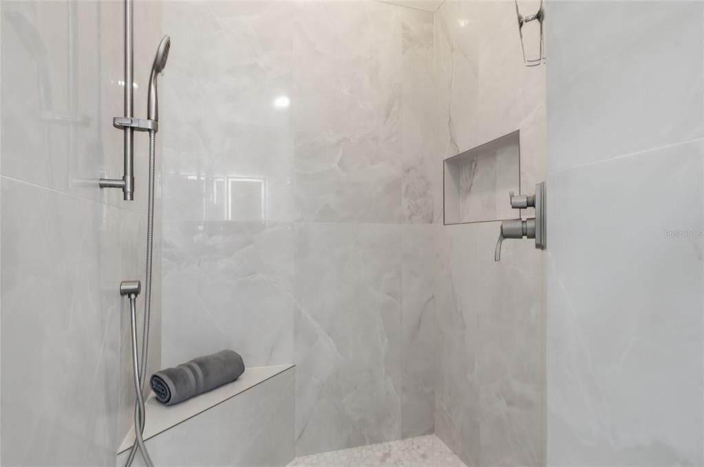 For Sale: $469,999 (3 beds, 2 baths, 1921 Square Feet)