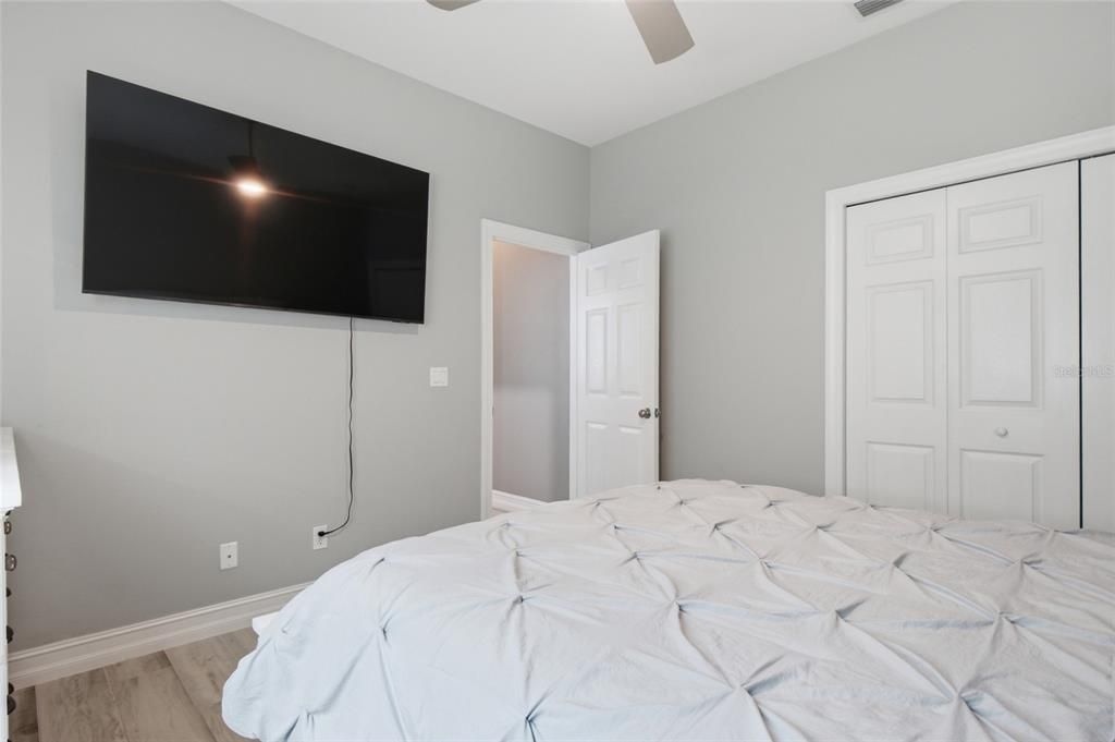For Sale: $469,999 (3 beds, 2 baths, 1921 Square Feet)