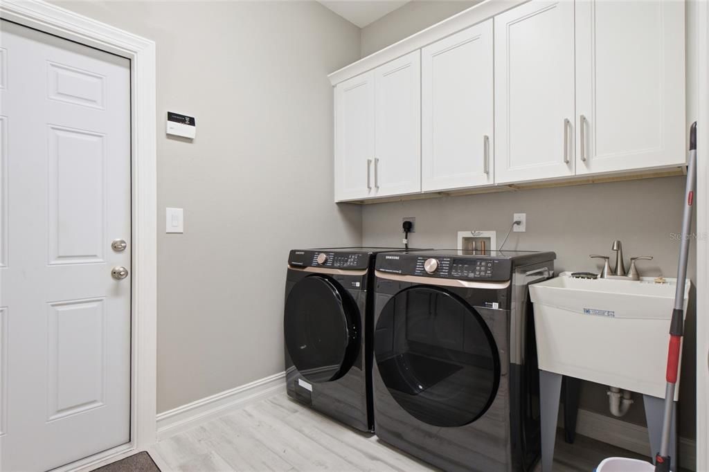 For Sale: $469,999 (3 beds, 2 baths, 1921 Square Feet)