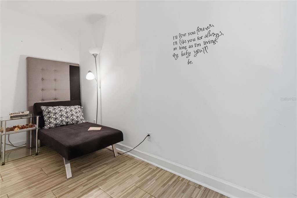 For Sale: $169,999 (1 beds, 1 baths, 796 Square Feet)