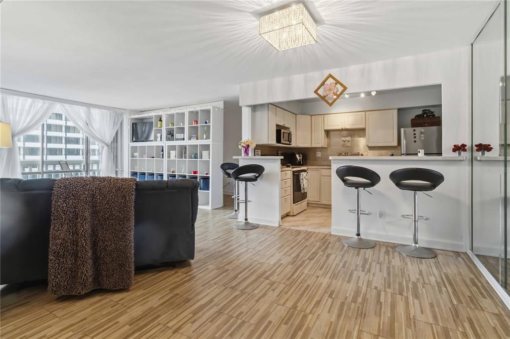 For Sale: $169,999 (1 beds, 1 baths, 796 Square Feet)