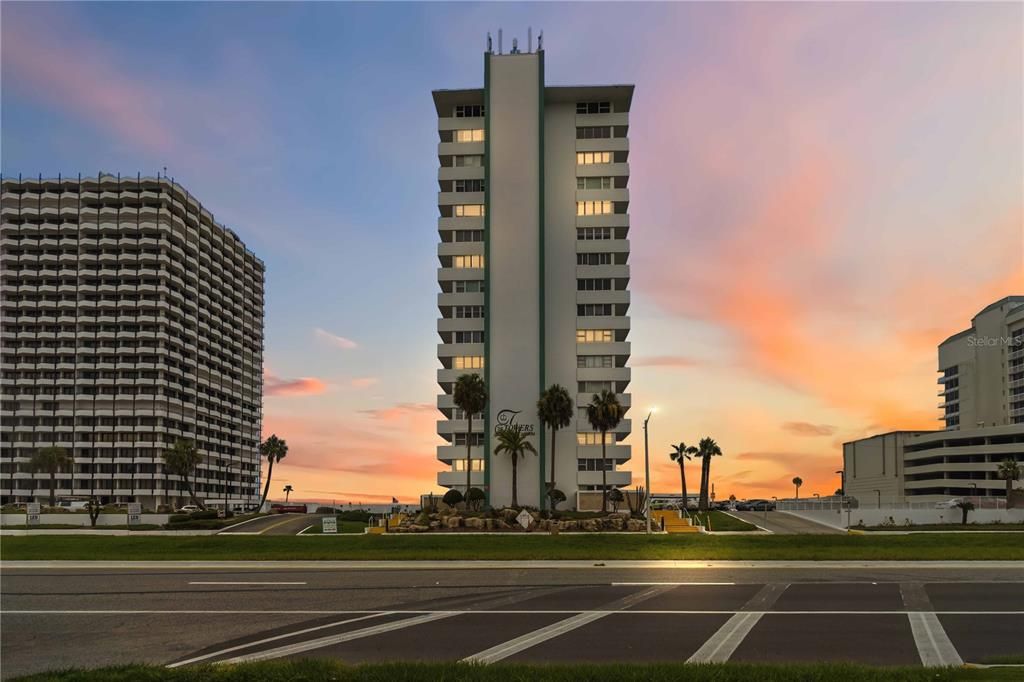 For Sale: $169,999 (1 beds, 1 baths, 796 Square Feet)