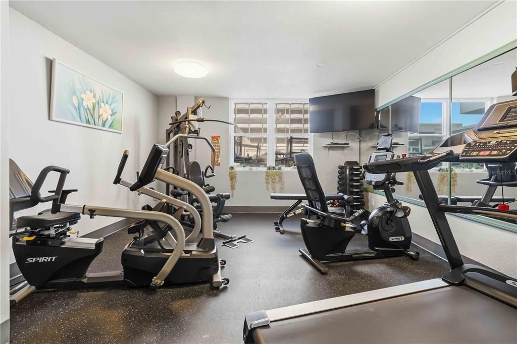 For Sale: $169,999 (1 beds, 1 baths, 796 Square Feet)