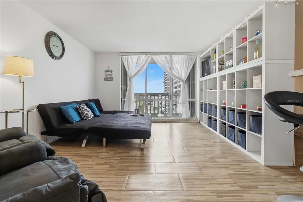 For Sale: $169,999 (1 beds, 1 baths, 796 Square Feet)