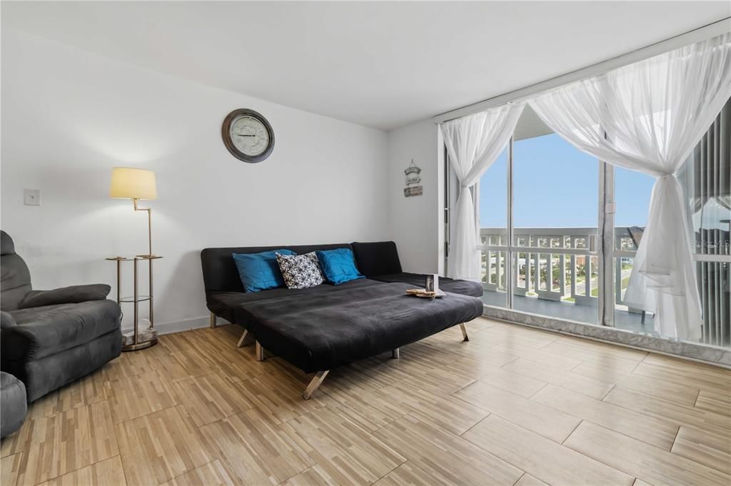 For Sale: $169,999 (1 beds, 1 baths, 796 Square Feet)