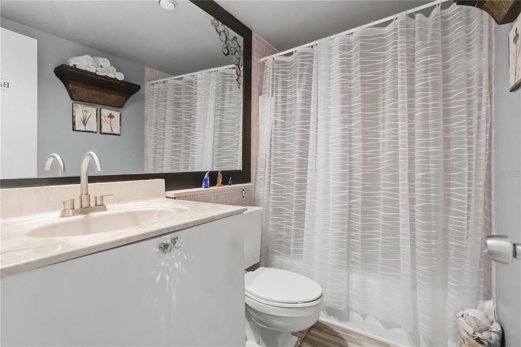 For Sale: $169,999 (1 beds, 1 baths, 796 Square Feet)