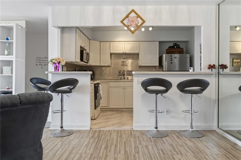 For Sale: $169,999 (1 beds, 1 baths, 796 Square Feet)