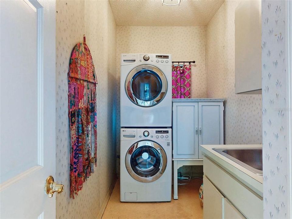 На продажу: $379,900 (3 спален, 2 ванн, 2029 Квадратных фут)