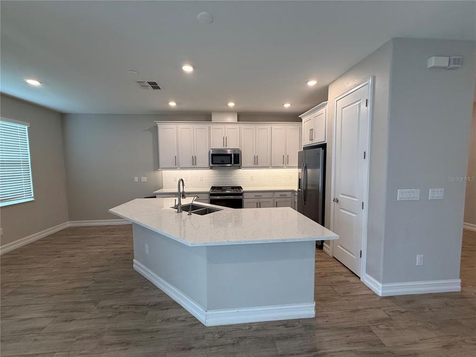 For Rent: $2,850 (3 beds, 2 baths, 2047 Square Feet)