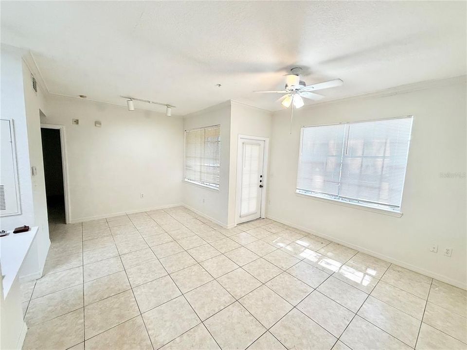 For Rent: $1,375 (1 beds, 1 baths, 674 Square Feet)