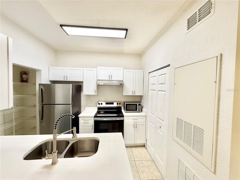 For Rent: $1,375 (1 beds, 1 baths, 674 Square Feet)