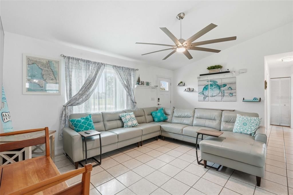 For Sale: $275,000 (2 beds, 2 baths, 1008 Square Feet)